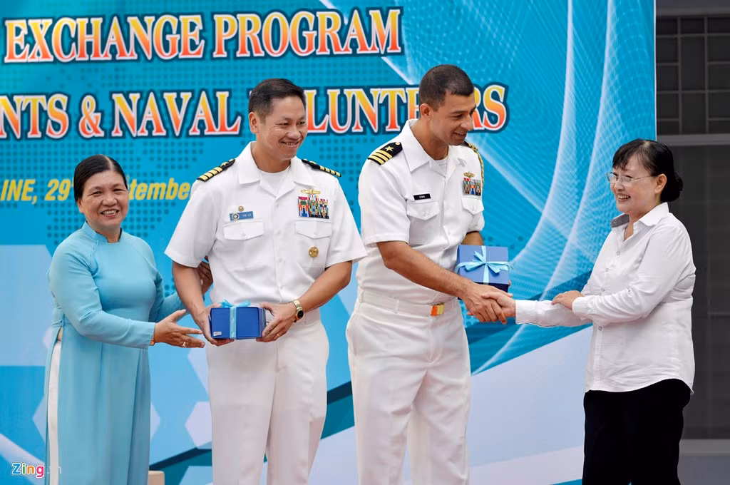 Lãnh đạo nhà trường tặng quà cho lãnh đạo tàu khu trục USS John S. McCain.
