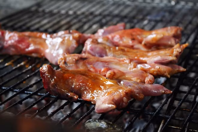 Bắt chuột đồng: Khi nước trắng đồng, những chú chuột sẽ phải chạy đến chỗ cao để trú ẩn, và đó là thời điểm tuyệt vời để bắt chuột. Săn chuột khá đơn giản, tuy nhiên, bạn phải sẵn sàng cho những pha chụp ếch, những lúc lấm lem mặt mày hay bị cua kẹp... Ảnh: An Huỳnh.