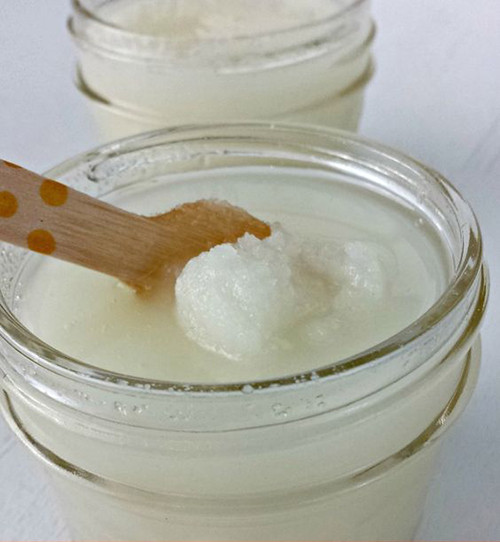 1. Đường Đường được coi là một nguyên liệu tẩy tế bào chết cho làn da an toàn, tự nhiên và là một trong những cách khắc phục rạn da hiệu quả nhất. Bạn trộn một thìa đường với dầu olive hoặc dầu dừa rồi nhẹ nhàng massage quanh vùng da bị rạn khoảng 2 - 3 phút. Việc này sẽ làm mờ vết thâm sạm, kích thích tái tạo da và collagen làm vết rạn mờ đi.