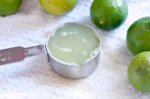 5. Nước chanh Nước chanh có khả năng đánh bật vết rạn một cách dễ dàng. Axit trong chanh có tác dụng làm mờ vết sẹo, giảm rạn da và trị mụn... Việc bạn cần làm là ép lấy nước cốt chanh rồi thoa trực tiếp lên da, massage đến khi khô rồi rửa lại bằng nước cho sạch.