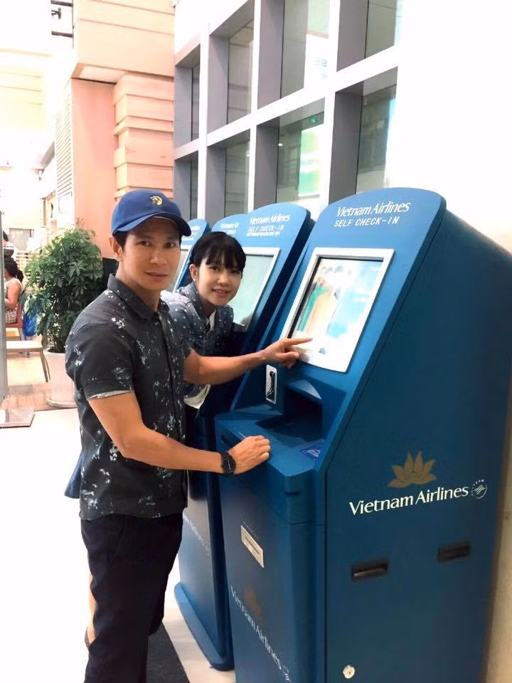 Bên cạnh những lời động viên và lời chúc mừng bà xã Lý Hải thì không ít người cho rằng, nếu mang bầu thật thì vợ chồng cô sẽ rất vất vả khi phải chăm sóc cùng lúc 5 đứa trẻ. Trước những ồn ào này, vợ trẻ của Lý Hải phân trần rằng, “Khổ quá. Hà đi công việc mặc áo rộng cho thoải mái, mọi người đừng soi là có bầu nữa ạ” khiến nhiều người cảm thấy hoang mang.