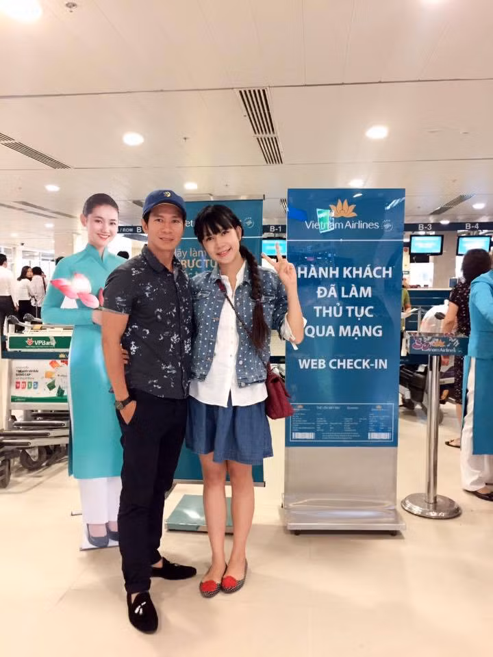 Mới đây nhất, cộng đồng mạng bất ngờ "dậy sóng" trước thông tin Minh Hà mang bầu lần 5, chỉ hơn 2 tháng sau khi sinh con trai thứ 4. Sở dĩ người ta đồn đoán là vì trong bức ảnh mới nhất của hai vợ chồng được đăng tải lên trang fanpage, bà xã Lý Hải đã diện chiếc áo rộng lùm xùm và để lộ vòng 2 to bất thường.