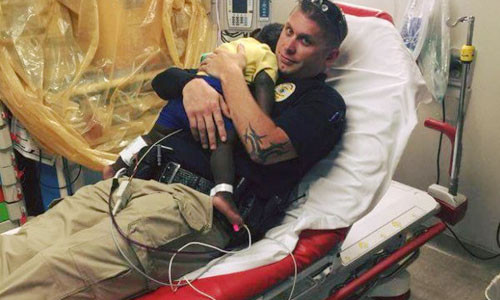 Anh canh sat vo ve be trai 16 thang bi dau gay bao