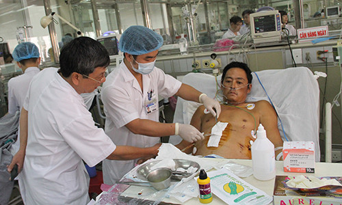 Benh nhan viem tuy cap thoat chet nho loc mau lien tuc