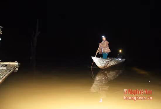 Khi buổi thăm cá kết thúc cũng là lúc những chiếc thuyền của các thương lái đến tận nơi thu mua cá. Trên địa bàn xã Mỹ Lý hiện nay có hàng trăm người dân, chủ yếu là đồng bào dân tộc Thái đang làm nghề đánh cá đêm, cũng như có hàng chục chiếc thuyền làm nghề thu gom cá.