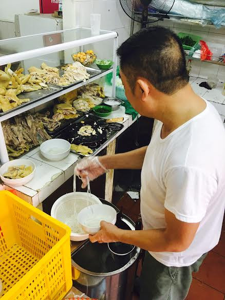 Khách đông, nhân viên của quán làm việc không ngơi tay.