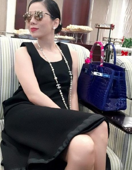 Khủng nhất trong bộ sưu tập túi Hermes của Lệ Quyên là chiếc Hermes Birkin da cá sấu nước mặn màu xanh thẫm có trị lên tới bằng một căn nhà (khoảng 1,6 tỉ đồng).