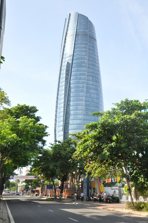 Đây được xem là tòa nhà “độc” và “lạ”, tạo điểm nhấn trong kiến trúc qui hoạch TP. Đà Nẵng, sở hữu kiến trúc và hệ kết cấu “có 1 không 2” trong cả nước.