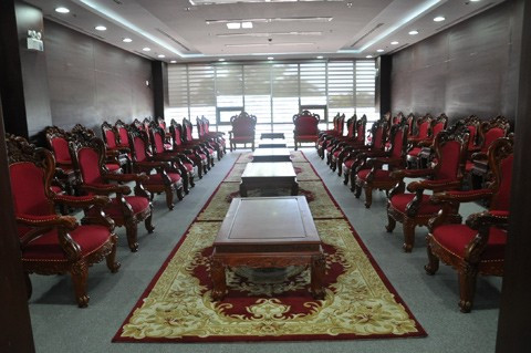 Bắt đầu từ tầng thứ 2 trở lên được bố trí là nơi làm việc của UBND TP Đà Nẵng và 24 sở, ban ngành của TP. Khu vực sảnh tầng 3 được bố trí nơi giao dịch để phục vụ người dân. Tại tòa nhà, chính quyền điện tử một cửa đầu tiên cũng được vận hành chính thức.