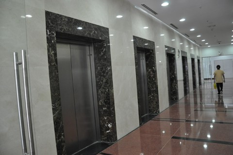 Tòa nhà sở hữu hệ thống gồm 13 thang máy (3 thang phục vụ khối đế, 10 thang phục vụ khối tháp) được chia làm 3 nhóm và vận hành bằng phần mềm thông minh.