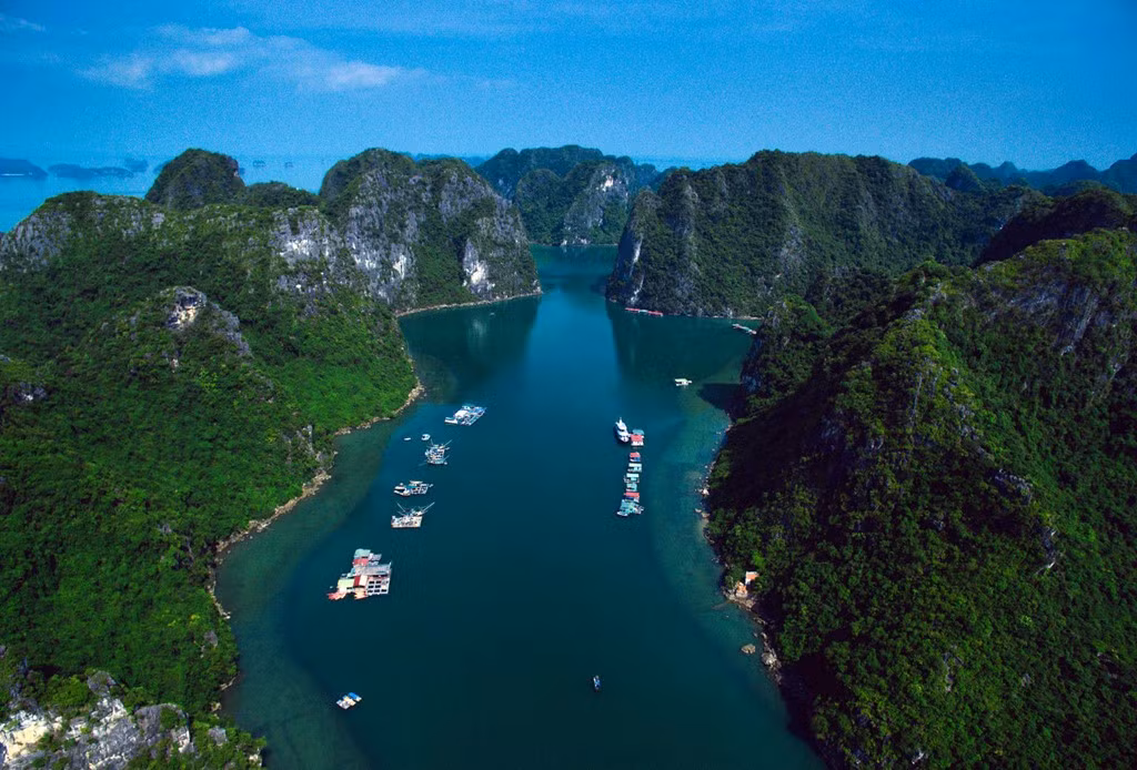 Vịnh Hạ Long (Quảng Ninh) - di sản và là kỳ quan thiên nhiên thế giới.