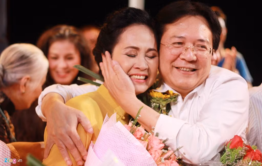 Tối 10/8, Nhà hát Kịch Việt Nam tổ chức chương trình biểu diễn đặc biệt nhằm mục đích tôn vinh và tri ân NSND Lan Hương trước khi chị chính thức nghỉ hưu. NSND Vương Duy Biên - Thứ trưởng Bộ Văn hóa, Thể thao và Du lịch đồng thời cũng là người đồng nghiệp thân thiết tới dự và gửi tặng nữ nghệ sĩ bó hoa.