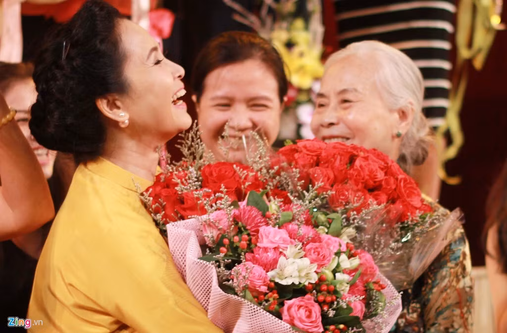 NSƯT Ngọc Thoa mặc áo dài đến dự chương trình tri ân Lan Hương và dành cho người hậu bối những lời chúc tốt đẹp và chân thành.