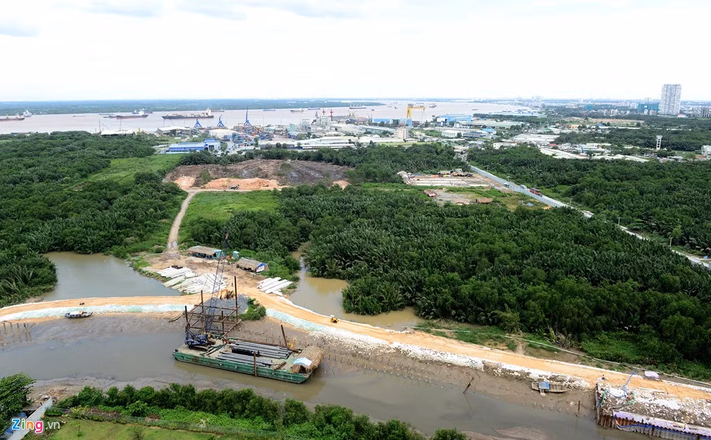 Dự án Saigon Peninsula có quy mô 118 ha đã được UBND TPHCM chấp thuận cho Công ty Cổ phần Tập đoàn Sài Gòn Peninsula làm chủ đầu tư và được phê duyệt quy hoạch tỷ lệ 1/500. Cụ thể, Pavilion Group giữ vai trò chủ đạo trong quy hoạch tổng thể và triển khai xây dựng công trình. Điểm nhấn gồm trung tâm thương mại bán lẻ chất lượng cao kết hợp với khách sạn 5 sao, khu căn hộ cao cấp và biệt thự nghỉ dưỡng sang trọng cùng các cao ốc văn phòng hạng A.