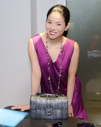 Trong buổi ra mắt sản phẩm âm nhạc của đồng nghiệp, Lệ Quyên xách túi Chanel trị giá hơn 100 triệu đồng.