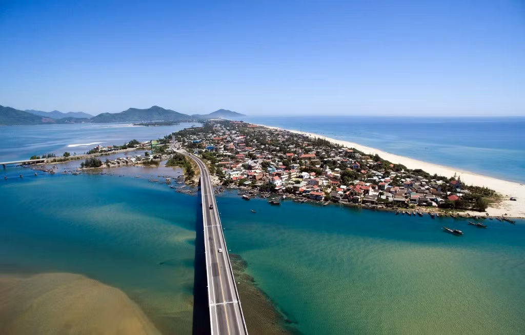 Lăng Cô (Huế) - địa danh du lịch hấp dẫn với bãi cát đẹp và mịn, cách thành phố Huế 70 km về phía nam.