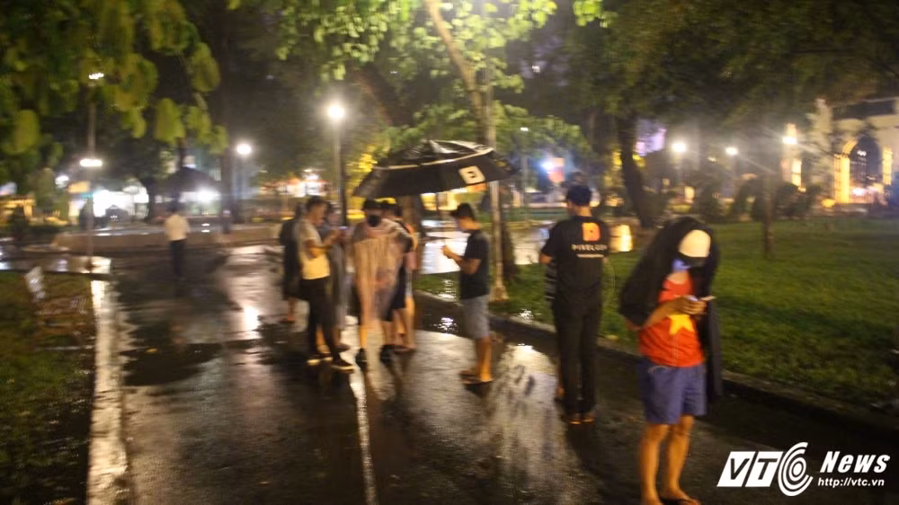 Mưa ngày một nặng hạt nhưng nhiều game thủ chẳng thèm để ý, tập trung bắt Pokemon giữa đêm khuya.