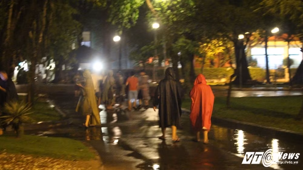 Nhiều người chơi khoác áo mưa lượn lờ giữa đêm chẳng khác gì những bóng zombie (xác sống) không hồn.