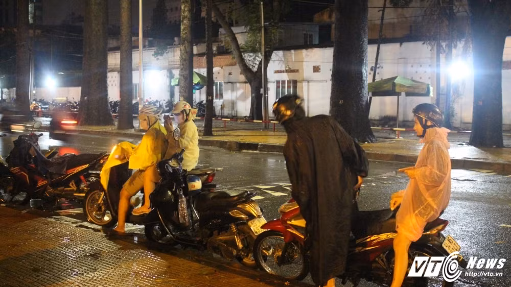 Nhiều người đi đường cũng tranh thủ dừng xe giữa khu vực công viên Tao Đàn để bắt Pokemon.