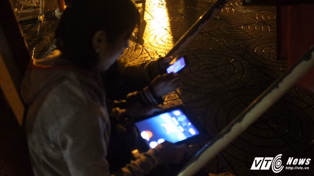 Hình ảnh game Pokemon Go đang khiến giới trẻ Việt Nam dậy sóng.