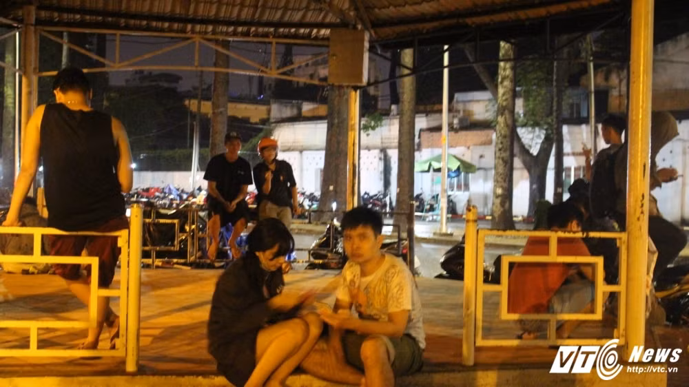 Nhiều bạn trẻ không tiếc thời gian chơi Pokemon Go từ ngày lẫn đêm. Thậm chí một số người nghiện đến mức bỏ bữa, không muốn về nhà.