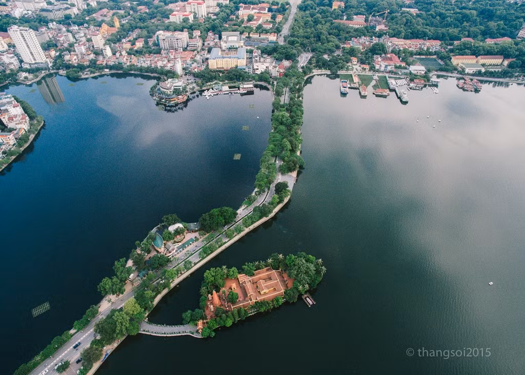 Hồ Tây, hồ Trúc Bạch và đường Thanh Niên của thủ đô Hà Nội.