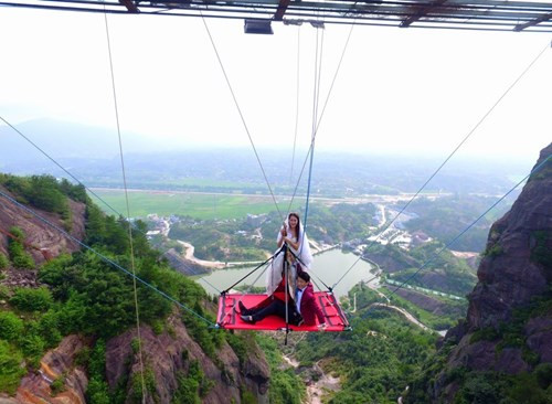 Đây là cây cầu thuỷ tinh dài nhất thế giới và thường được người dân địa phương gọi là cầu "Brave Men’s", là nơi tham quan độc đáo và thu hút đông đảo du khách khắp nơi trên thế giới.