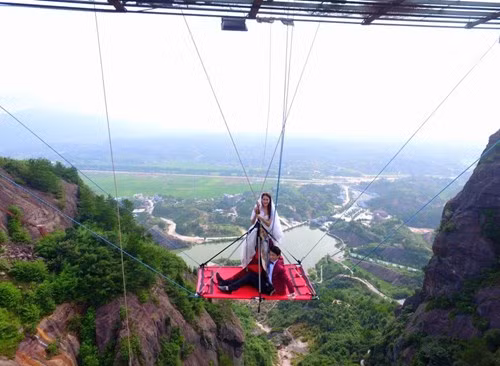 Đây là cây cầu thuỷ tinh dài nhất thế giới và thường được người dân địa phương gọi là cầu "Brave Men’s", là nơi tham quan độc đáo và thu hút đông đảo du khách khắp nơi trên thế giới.