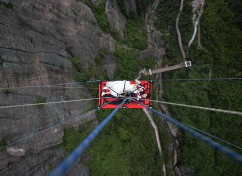 Cả cô dâu và chú rể không hề sợ hãi mà ngược lại, tỏ ra rất vui vẻ, hạnh phúc khi thực hiện những shoot hình này.
