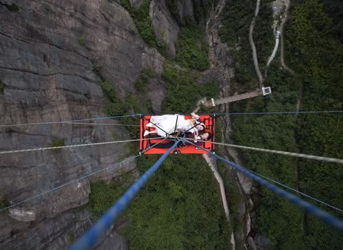 Cả cô dâu và chú rể không hề sợ hãi mà ngược lại, tỏ ra rất vui vẻ, hạnh phúc khi thực hiện những shoot hình này.