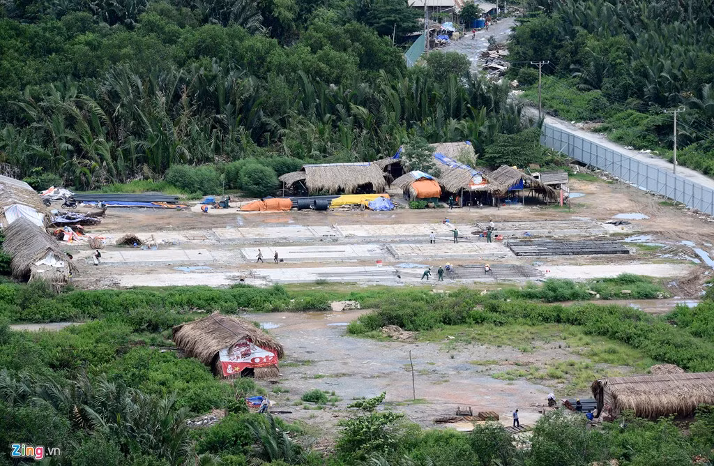 Nhiều khu nhà tạm dành cho công nhân dựng xung quanh bãi đất lớn dùng để đổ cọc bê tông.