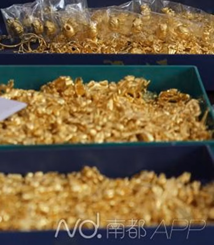 Một công ty chuyên bán đồ trang sức ở Thâm Quyến (Trung Quốc) phát hiện có kẻ trộm cắp vàng nặng tới 9kg trị giá hơn 2 triệu nhân dân tệ.