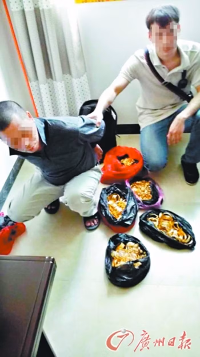 Số vàng này bao gồm dây chuyền, nhẫn, bông tai, bị đánh cắp trong thời điểm nghỉ Quốc khánh Trung Quốc.