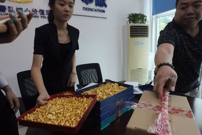 Lực lượng cảnh sát phát hiện, người bảo vệ của công ty họ Lo đã đưa theo số vàng giá trị nói trên bỏ trốn về hướng Quảng Tây.