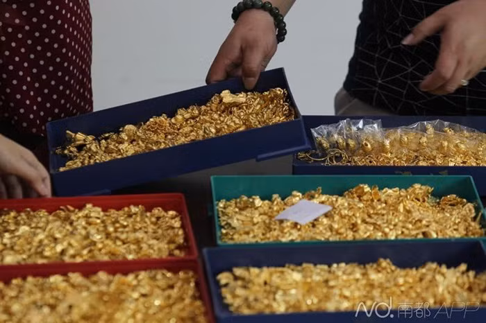 Điện thoại di động của đối tượng này bị tắt, cảnh sát mất dấu tại ngã ba đường giữa Quảng Đông và Quảng Tây.