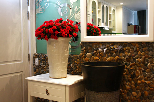 Ngôi nhà với ba thế hệ bà cháu đều là phái nữ nên hẳn nhiên nó phải tỏa ra sự ngọt ngào và dịu dàng. Màu trắng trở thành màu chủ đạo để có thể đáp ứng được nhu cầu và sở thích của nhiều lứa tuổi.