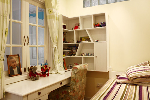 Điểm nhấn của căn phòng cũng chính là nhu cầu cần thiết của một nữ ca sĩ: bàn trang điểm, một chiếc giường rộng, tủ quần áo lớn 4 gian để dễ dàng trưng bày và lựa chọn trang phục biểu diễn. Kệ tủ nhỏ bên hành lang do chính tay mẹ Thục thiết kế vừa trang trí vừa là nơi lưu trữ những kỷ niệm ấu thơ của Thục.