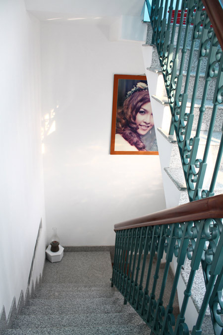 Nhà có diện tích nhỏ nhưng vẫn phải đáp ứng đầy đủ không gian sinh hoạt và nghỉ ngơi của gia đình có 6 thành viên, lời giải thích cho bài toán này chính là phòng ăn và phòng bếp được bố trí dưới tầng trệt ngay khi mới vào nhà, phòng khách được dời lên lầu 1, tăng thêm sự yên tĩnh và tính riêng tư cho cuộc trò chuyện của chủ và khách. Đây cũng là nơi lưu giữ kỷ niệm ca hát của ca sĩ Hiền Thục.