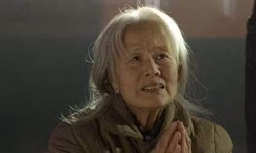 Con dau an vung com nguoi bi me chong chui tham te