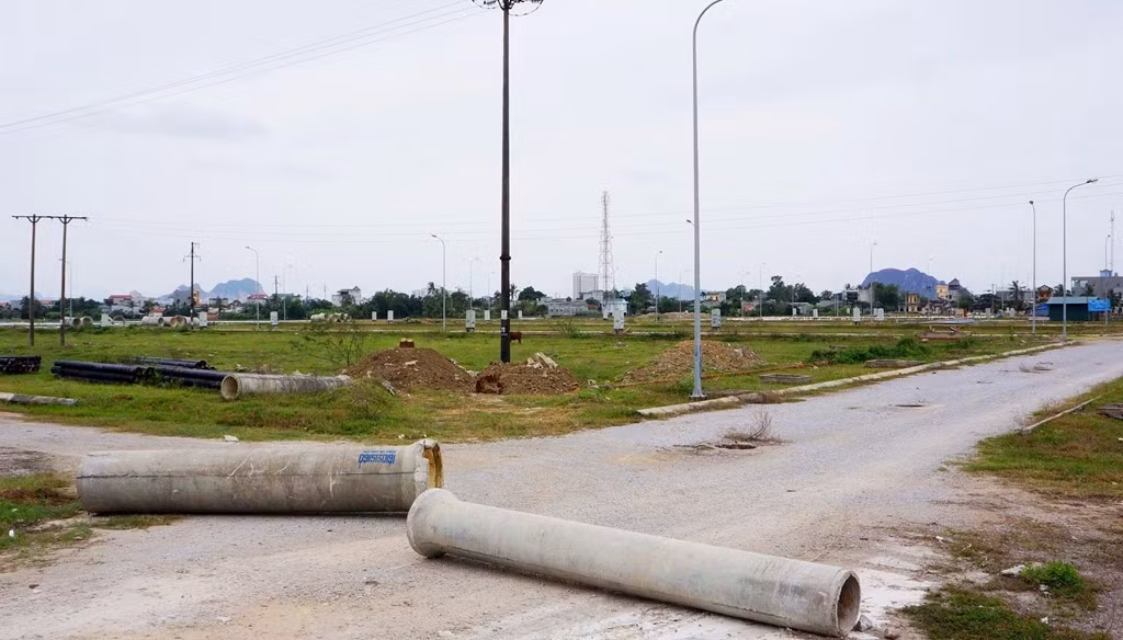 Dự án Đầu tư xây dựng công trình hạ tầng kỹ thuật khu tái định cư phường Quảng Thành (TP Thanh Hóa, tỉnh Thanh Hóa) được nguyên Chủ tịch UBND TP Thanh Hóa Nguyễn Xuân Phi phê duyệt năm 2010. Mặt bằng quy hoạch được phê duyệt 270.000 m2, với tổng mức đầu tư hơn 283 tỷ đồng từ nguồn thu tiền sử dụng đất, ngân sách thành phố và các nguồn huy động hợp pháp khác.