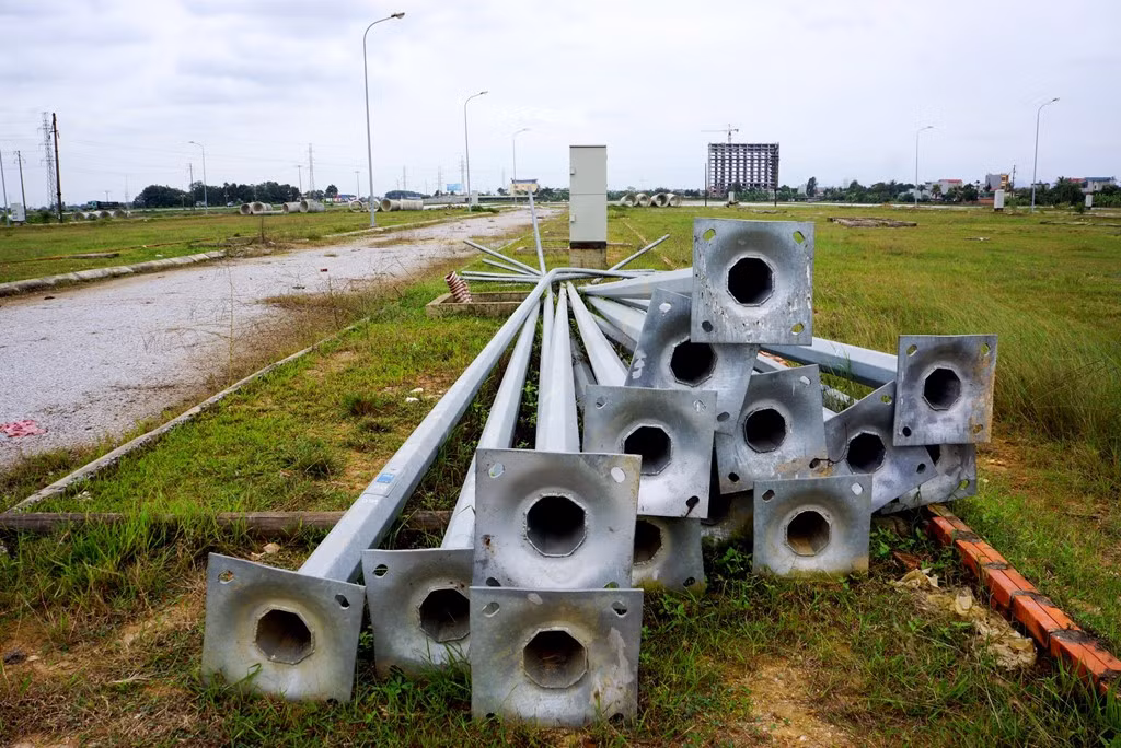 Thế nhưng, từ đó đến nay, dự án vẫn tiếp tục chậm trễ, chưa có bất cứ một nền móng, hạng mục nào được triển khai. Vật liệu xây dựng, cột đèn để nhếch nhác trên nền đất.