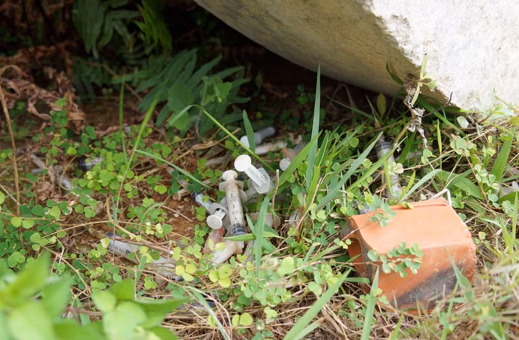 Bên cạnh đó, Dự án khu tái định cư phường Quảng Thành chưa được đấu điện vào mỗi tối nên nơi đây trở thành điểm tụ tập của các nhóm người nghiện. Bãi đất hoang, nhiều nhất là khu vực ống cống vứt đầy các vỏ kim tiêm còn dính máu khiến người dân sợ hãi.