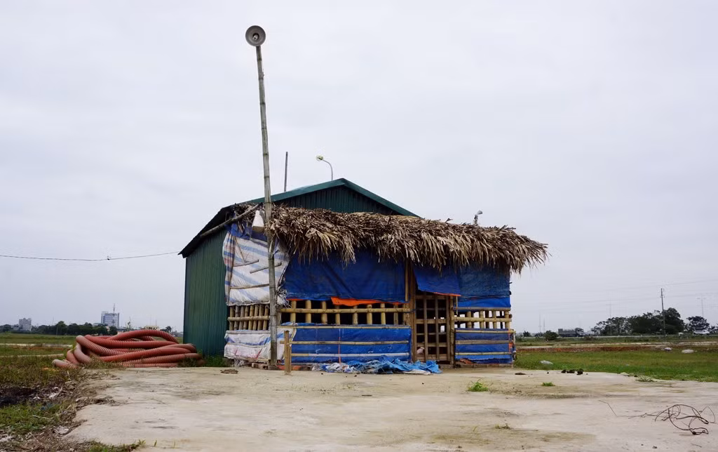 Một căn nhà tạm bợ được dựng lên cho bảo vệ trông coi dự án.