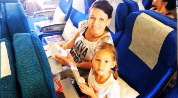 Bức ảnh kết thúc 1 kỳ nghỉ Dave Hally chụp ảnh vợ và đứa con gái 4 tuổi của mình trước khi chuyến bay MH17 của Malaysia Airlines cất cánh. Và những gì diễn ra sau đó thật khiến bất kỳ ai cũng phải đau lòng.