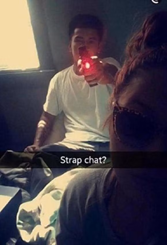 Bức ảnh bi thảm Bức ảnh trên chụp một người phụ nữ đến từ Little Rock, Arkansas (Mỹ). Trong đó, cô gái lưu lại hình ảnh bạn trai cầm khẩu súng ở đằng sau và chĩa vào mình. Thật bi kịch khi sau đó chàng trai đã giết cô gái bằng một khẩu súng tương tự.