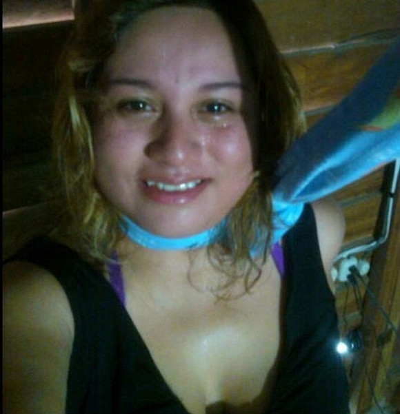 Bức ảnh tạm biệt cuộc sống Vào năm 2013, Gabriela Hernandez, 22 tuổi đã đăng tải một bức ảnh lên Facebook trước khi kết thúc cuộc sống của mình. Cô gái viết: 'Tạm biệt tất cả, vào lúc này tôi chẳng có gì, tôi chẳng có gì cả. Julio, em yêu anh, em sẽ không bao giờ quên điều đó. Em ra đi với một nụ cười vì anh đã khiến em rất hạnh phúc. Gửi gia đình của tôi, tôi mong nhận được sự tha thứ từ mọi người. Thân ái, Gabi'.