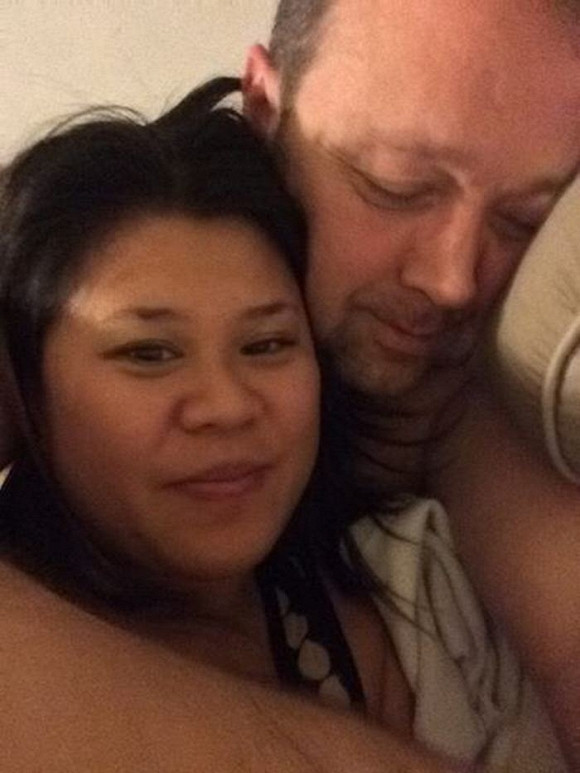 Hạnh phúc là... Robert Giblin - một người lính Canada đã đăng hình ảnh của anh và người vợ đang mang thai lên Facebook. Anh thậm chí còn chú thích ở bức ảnh này bằng dòng chữ rất ngọt ngào: 'Hạnh phúc là'. Nhưng thật đau lòng khi chỉ một lúc sau, Robert đã đâm và quẳng vợ ra khỏi ban công. Người lính từng chinh chiến ở Afghanistan này sau đó cũng tự tử bằng cách nhảy lầu.