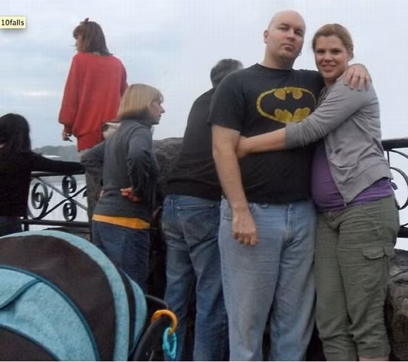 Bi kịch thác Niagara Đằng sau cặp đôi trong bức ảnh là cô gái mặc áo đỏ có tên Ayano Tokumasu, một du học sinh Nhật Bản. Cô gái sau đó đã bị mất thăng bằng và rơi xuống thác Niagara.