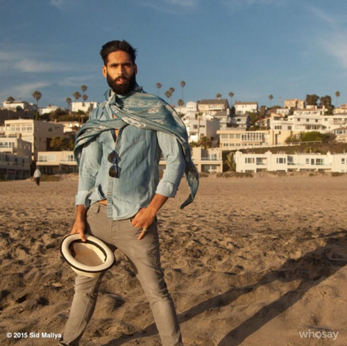 Dù mang dòng máu thuần Ấn Độ, song Mallya được sinh ra tại Los Angeles, California (Mỹ) và sau đó anh chủ yếu sống cùng gia đình tại “xứ thiên đường” Dubai của Các tiểu vương quốc Ả rập thống nhất. Anh chàng học từ nhỏ tại Anh và sau đó tốt nghiệp Cử nhân Quản trị kinh doanh (BBM) hệ xuất sắc tại trường Queen Mary tại London.