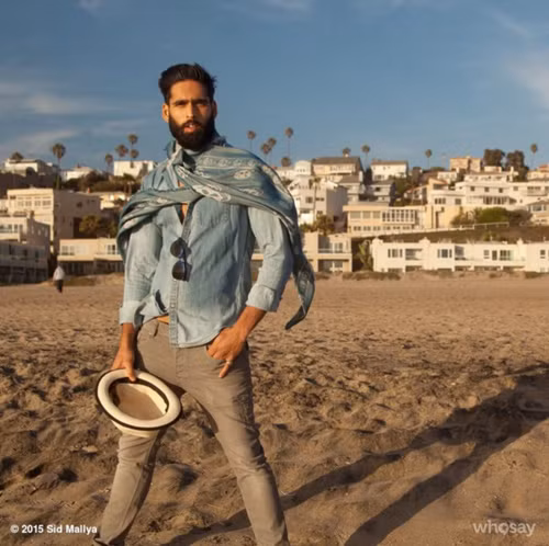 Dù mang dòng máu thuần Ấn Độ, song Mallya được sinh ra tại Los Angeles, California (Mỹ) và sau đó anh chủ yếu sống cùng gia đình tại “xứ thiên đường” Dubai của Các tiểu vương quốc Ả rập thống nhất. Anh chàng học từ nhỏ tại Anh và sau đó tốt nghiệp Cử nhân Quản trị kinh doanh (BBM) hệ xuất sắc tại trường Queen Mary tại London.